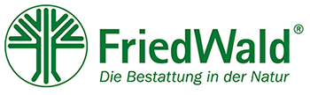 FriedWald Ostheide Logo mit einem stilisierten Baum und dem Slogan Die Bestattung in der Natur in grüner Schrift. - Bestattungsunternehmen in Winsen, Harburg und in der Elbmarsch.