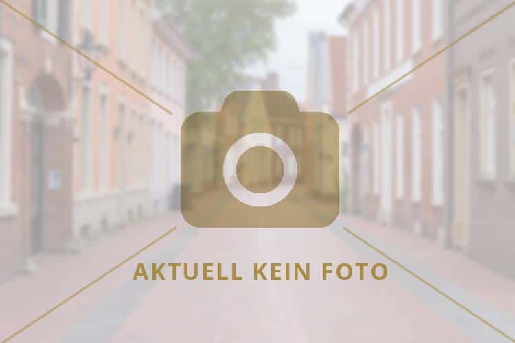 Ein Kamerasymbol mit dem deutschen Text Aktuell kein Foto über einer unscharfen Straße, das in Slider-Branchen verwendet wird, wenn kein Foto verfügbar ist. - Bestattungsunternehmen in Winsen, Harburg und in der Elbmarsch.