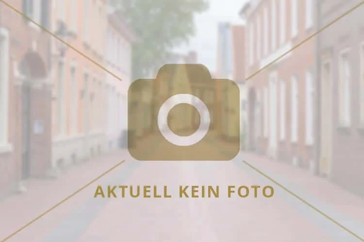 Ein Kamerasymbol mit dem deutschen Text Aktuell kein Foto über einer unscharfen Straße, das in Slider-Branchen verwendet wird, wenn kein Foto verfügbar ist. - Bestattungsunternehmen in Winsen, Harburg und in der Elbmarsch.